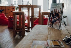 Holztisch mit Katalog von Offaehrte Sprachreisen