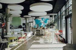 Aufenthaltsraum mit bunten Stühlen